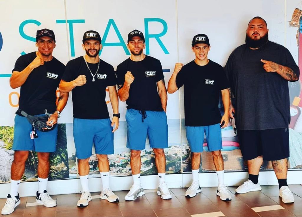 Charles Villarroel junto a Abraham Tebes, José Argel, Andrés Viera y Eduardo Zuleta. Foto: @charlyboxingteam_ctb