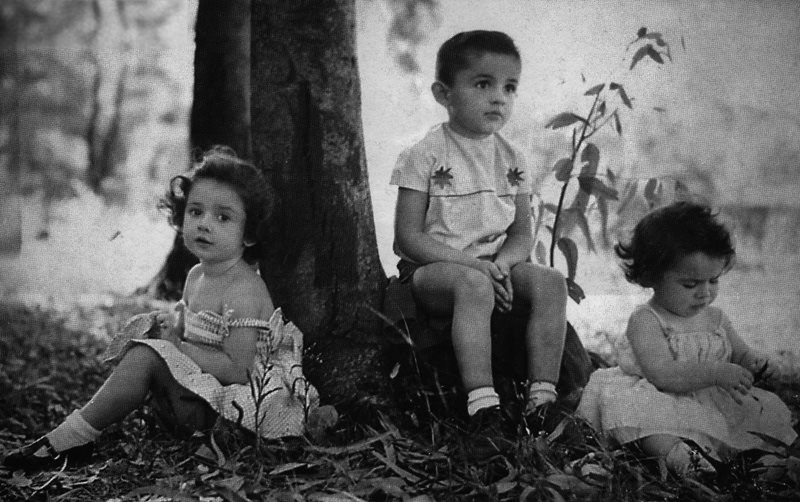 Jorge Larrañaga y sus hermanas de niños. Foto: Gentileza Equipo de Campaña Larrañaga 2019