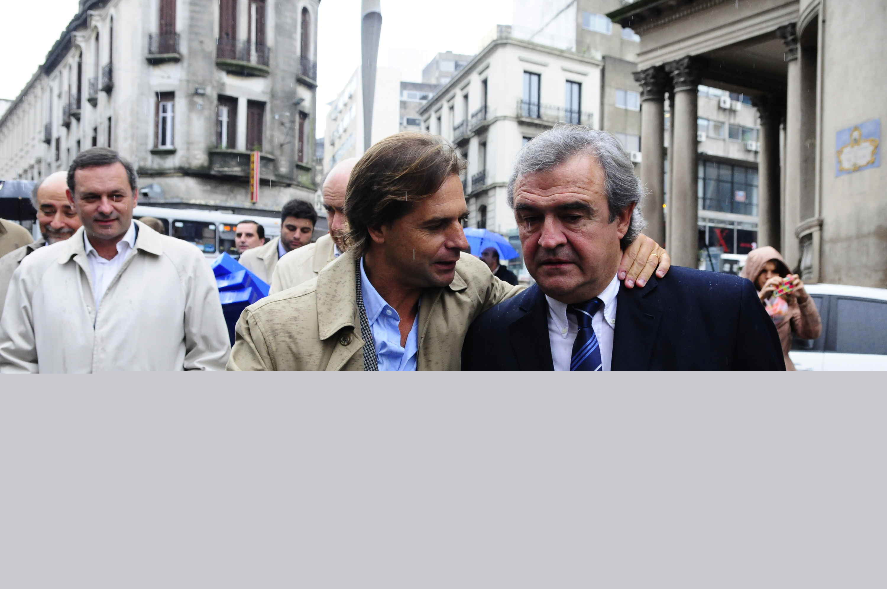 Larrañaga y Lacalle Pou en 2016, al entregar carpeta de denuncias por Ancap. foto: Archivo El País