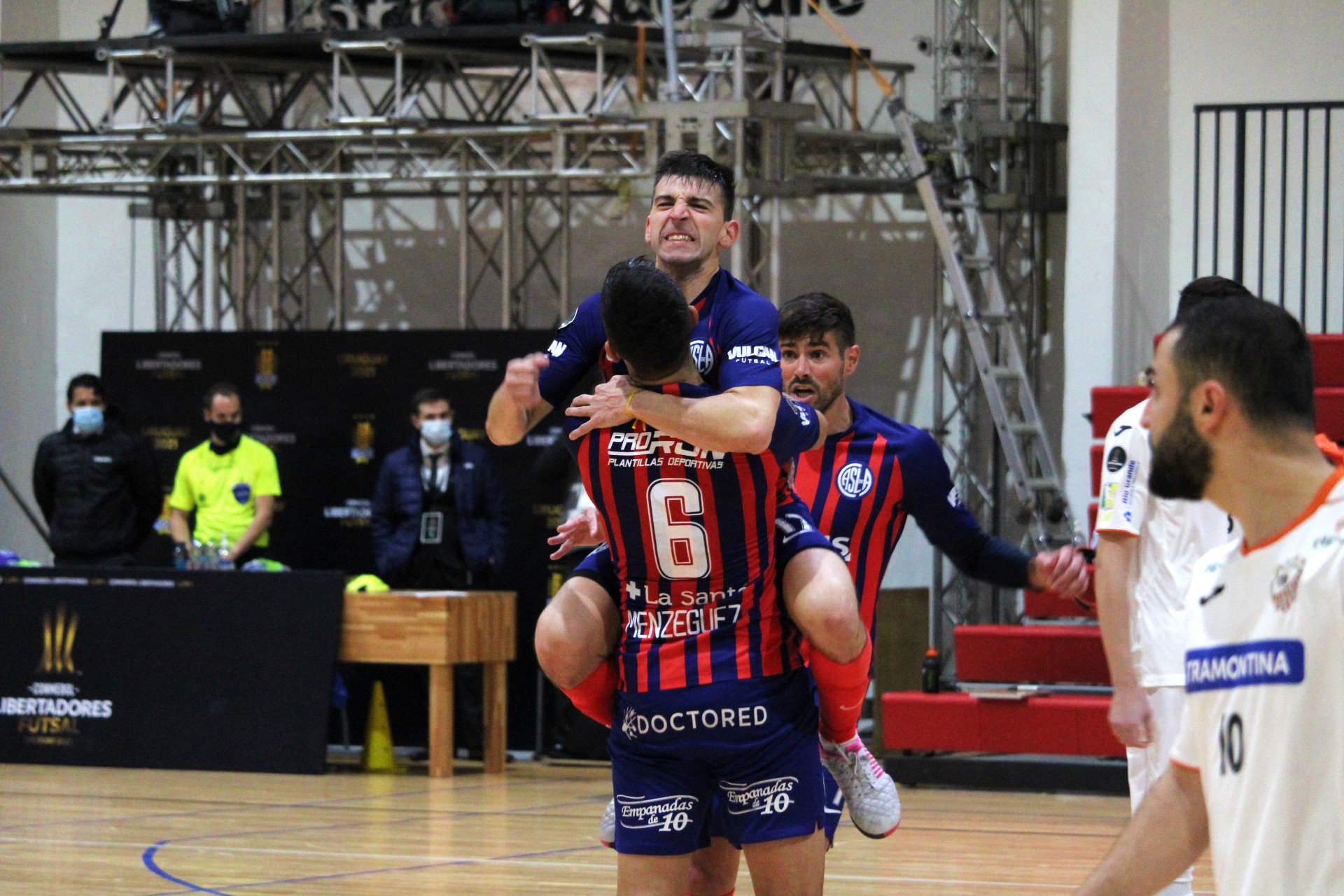 El festejo de los jugadores de San Lorenzo ante Carlos Barbosa por Copa Libertadores de Futsal. Foto: Matías Pérez.
