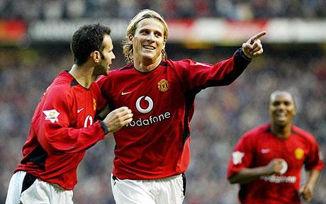 Diego Forlán durante su pasaje por el Manchester United. Foto: Archivo.
