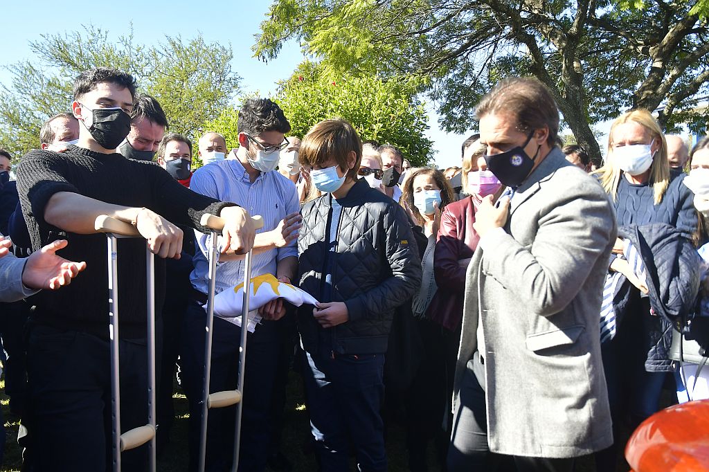 “El corazón del viejo de ustedes estaba compartido por tres millones y medio. Siéntanse honrados y caminen con la frente en alto”, dijo Lacalle a los hijos de Larrañaga. Foto: Fernando Ponzetto