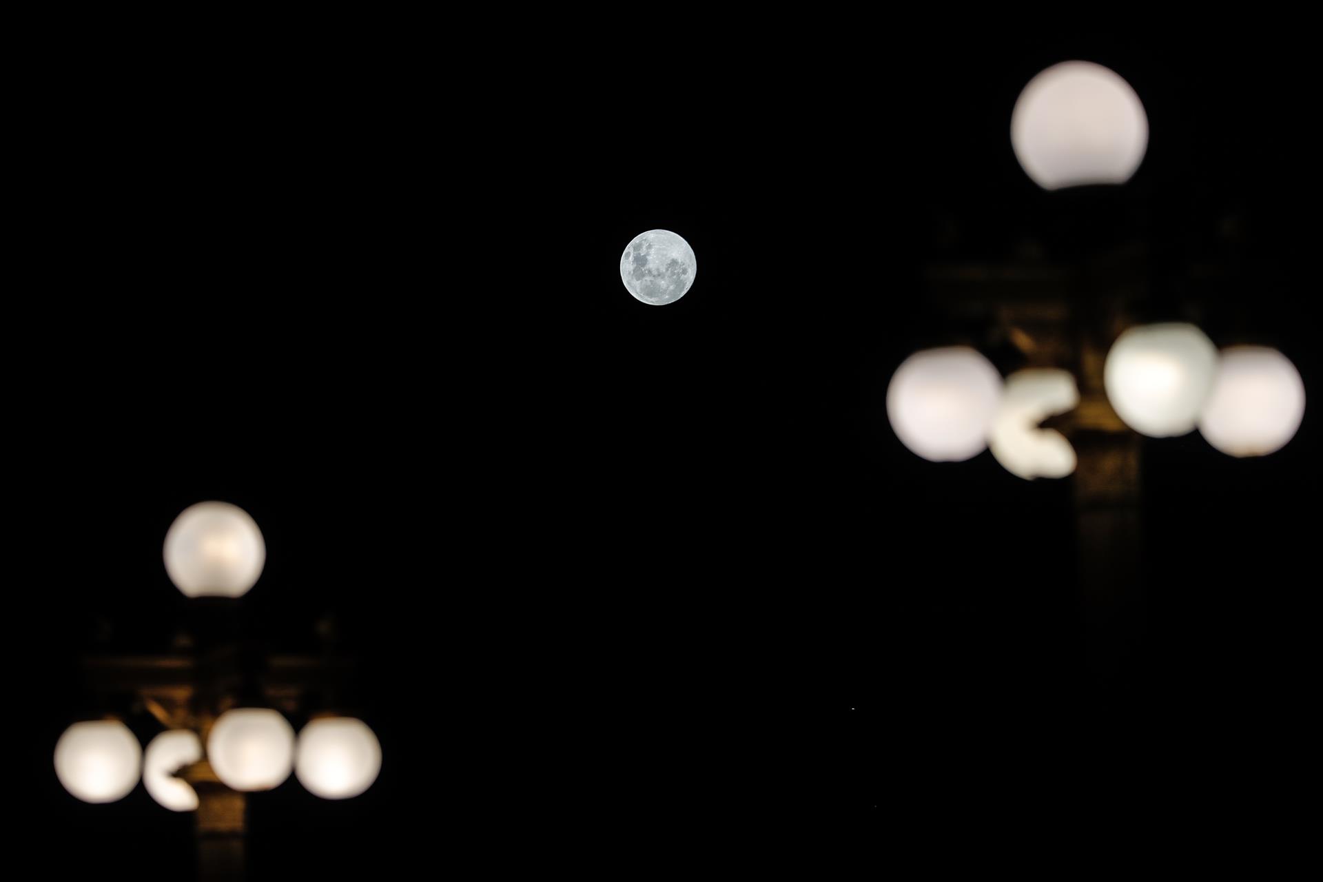 Así se vio el eclipse lunar total, conocido como Luna de sangre. Foto: EFE.