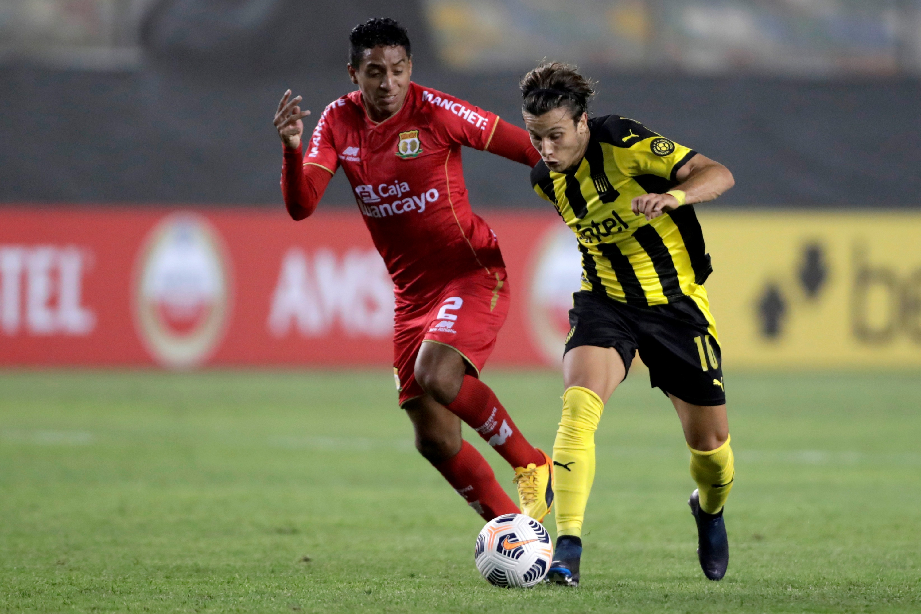 Agustín Canobbio en el empate de Peñarol y Sport Huancayo. Foto: EFE.