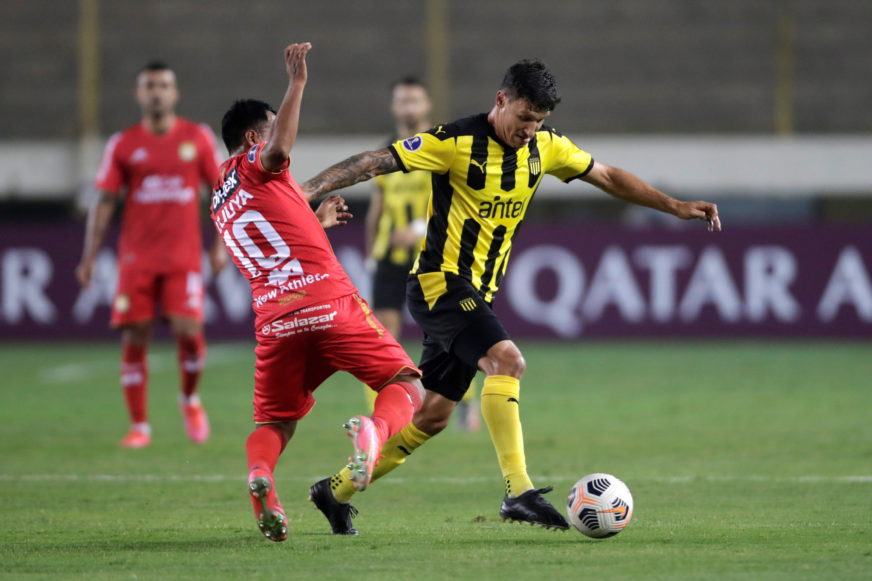 Damián Musto en el empate entre Peñarol y Sport Huancayo. Foto: EFE.