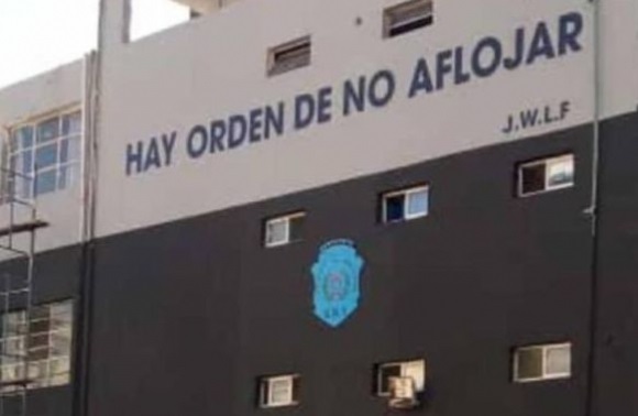Frase en homenaje a Larrañaga en la Zona Operacional V de la Jefatura de Policía de Montevideo. Foto: El País