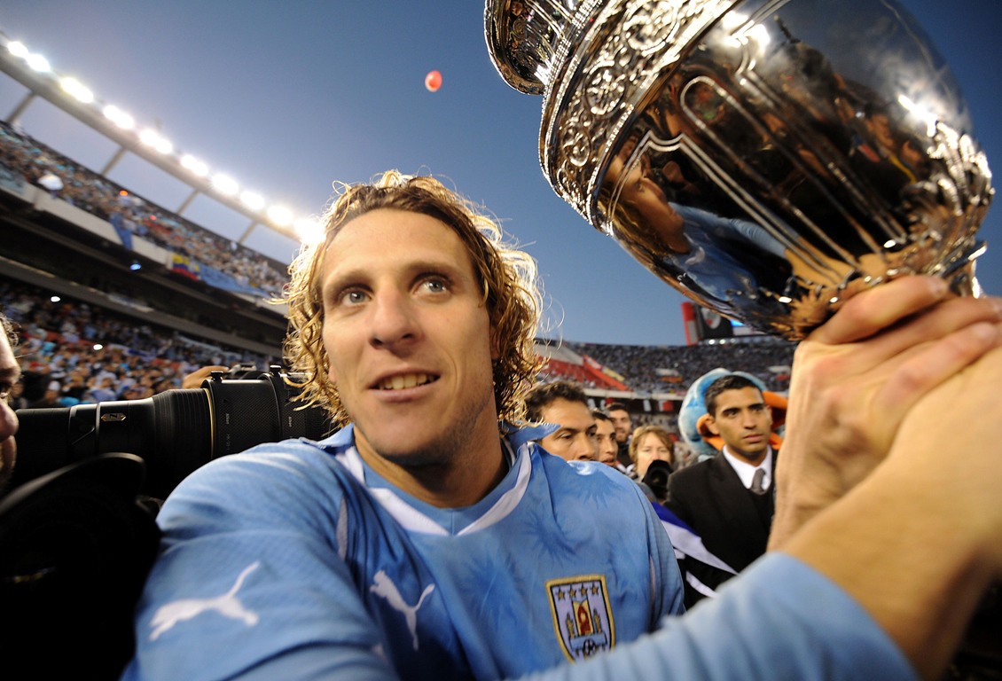 Diego Forlán levantando la Copa América después de ganarle la final a Paraguay en 2011