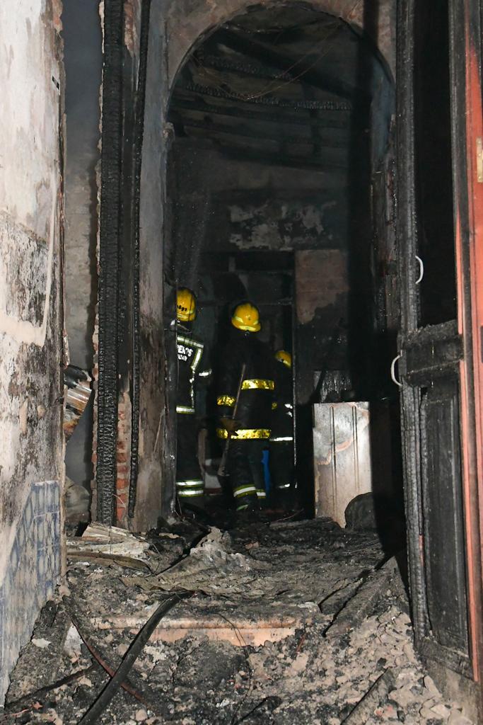 Bomberos trabajan en incendio en una casa de pensión en Barrio Sur. Foto: Estefanía Leal.