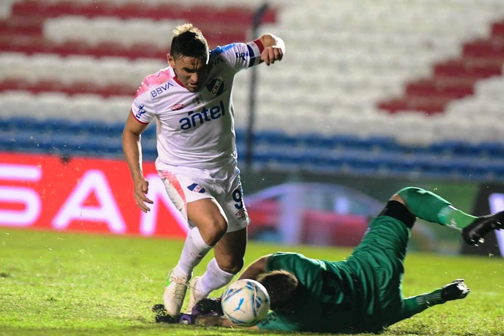 ¿Fue penal? La incidencia que protestó Nacional por supuesta falta de Bentancur al capitán. FOTO: Estefanía Leal.