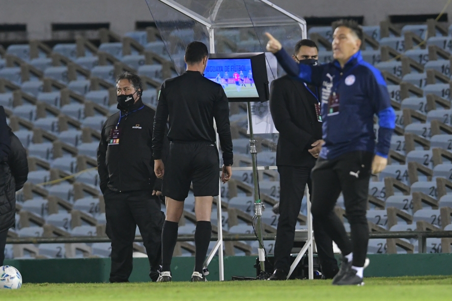 Una revisión del VAR a la que fue llamado el colombiano Roldán