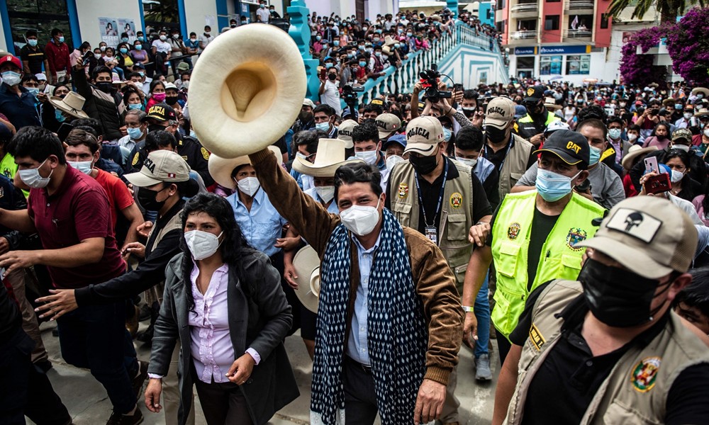 El candidato a presidente de Perú, Pedro Castillo, saluda al público tras votar. Foto: AFP
