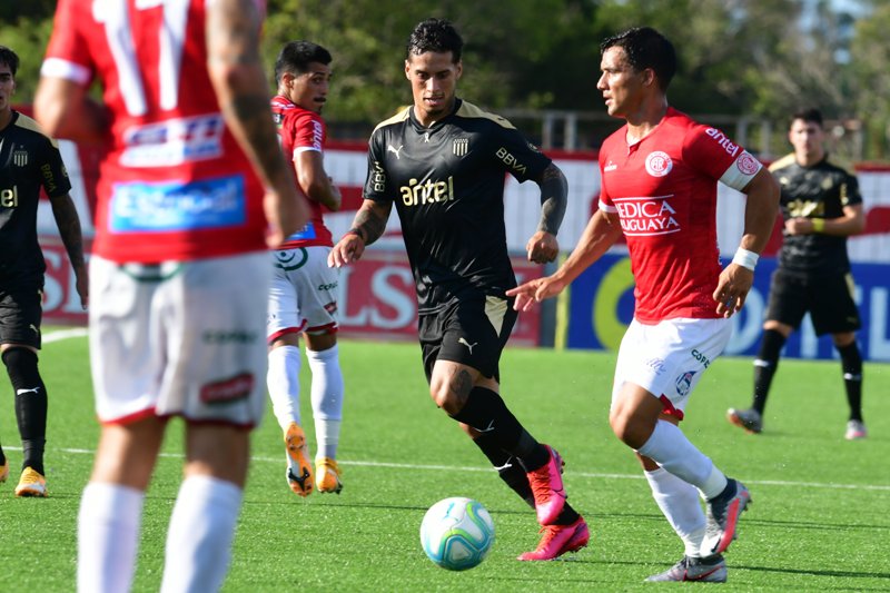 Jesús Trindade y Andrés Rodales en el duelo entre Rentistas y Peñarol. Foto: Francisco Flores.