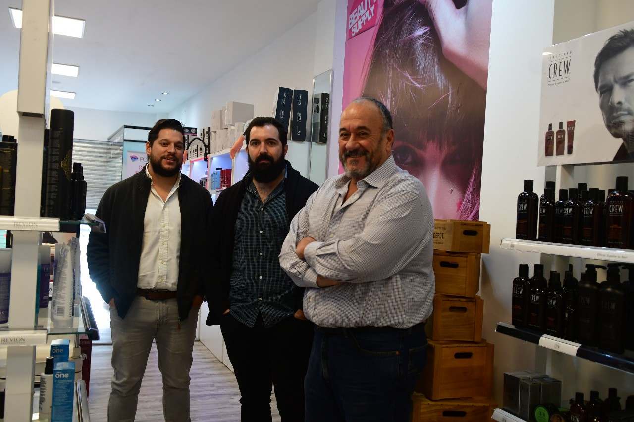 Beauty Supply. Marcel Marteau (derecha), junto a su hermano y su padre, los otros tres socios de la empresa.