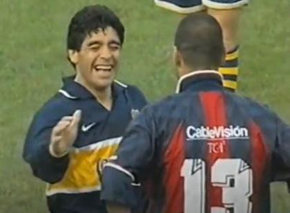 Sebastián Abreu junto a Maradona.