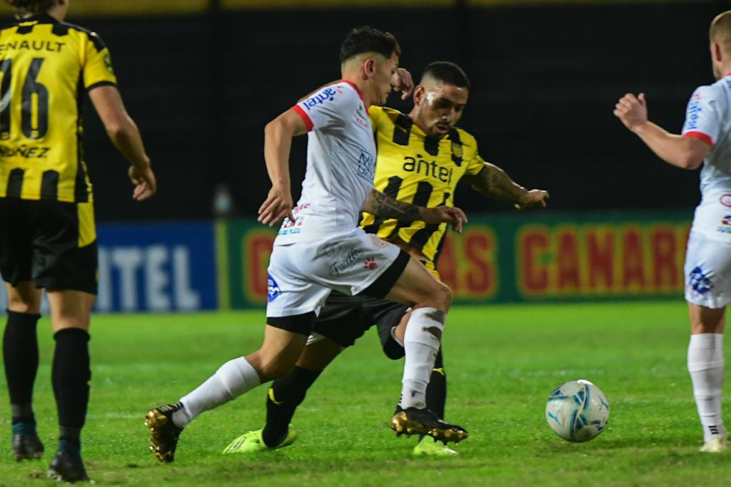 Gonzalo Freitas disputa la pelota en el Peñarol-Rentistas. Foto: Estefanía Leal.