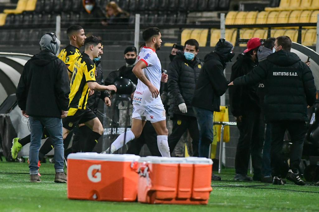 Los jugadores de ambos equipos se dirigen a zona de vestuarios. Foto: Estefanía Leal.
