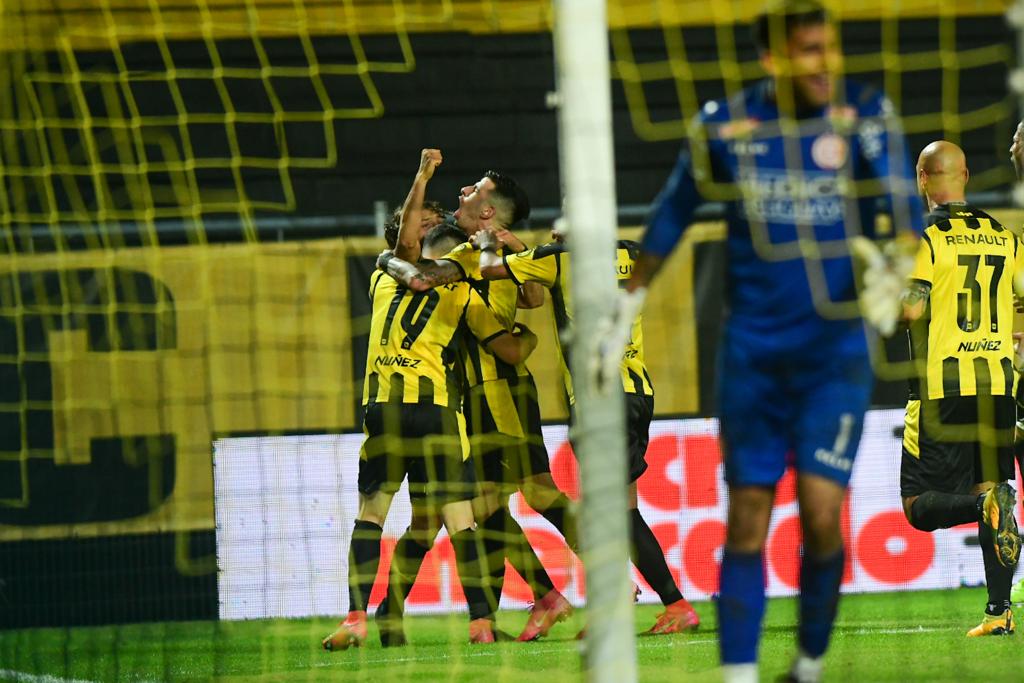 El alivio de los jugadores de Peñarol tras el gol ante Rentistas. Foto: Estefanía Leal.