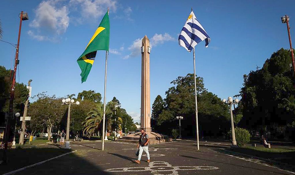 Un hombre cruza caminando el paso de frontera entre Uruguay y Brasil. Foto: EFE