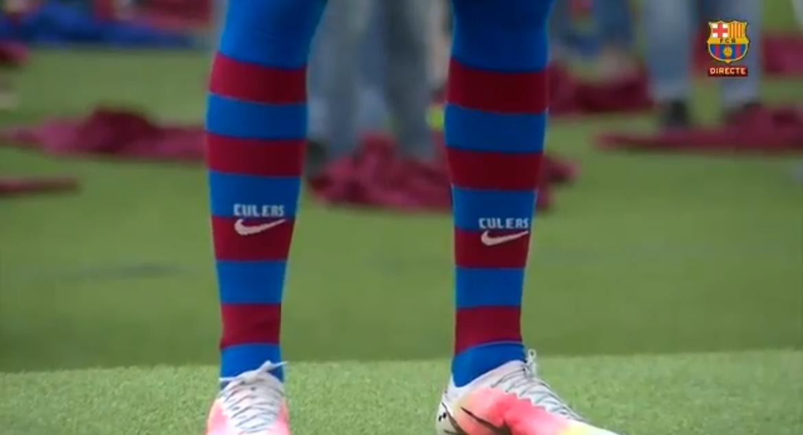 Las medias rayadas del nuevo equipamiento del Barcelona. Captura de pantalla