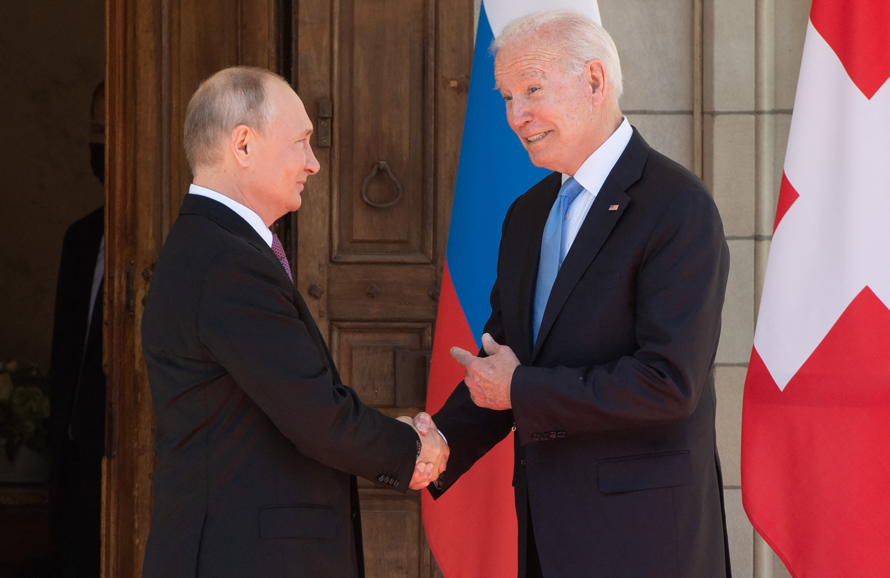 El presidente de Rusia Vladimir Putin y el presidente de Estados Unidos Joe Biden se estrechan la mano. Foto: AFP