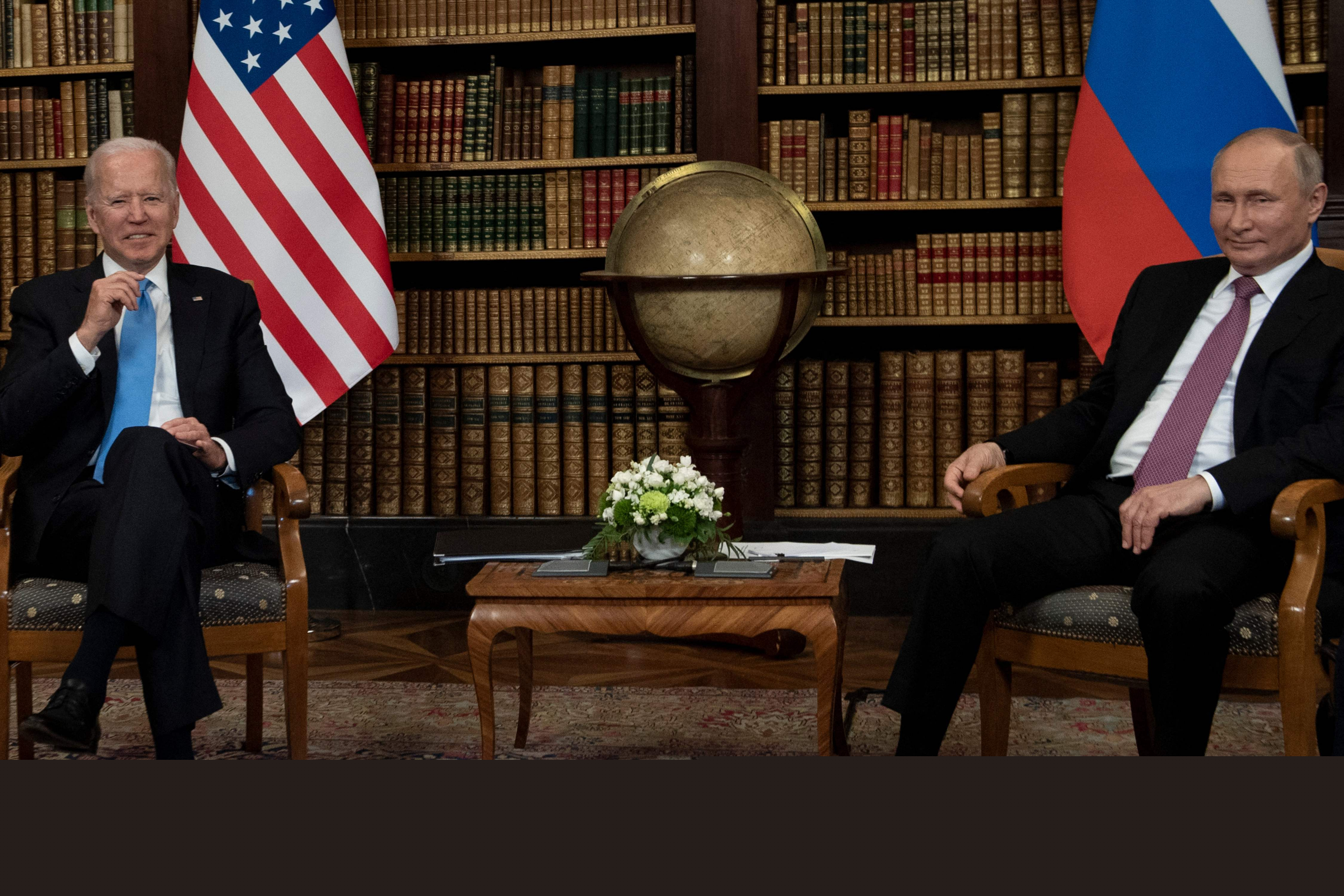 El presidente de Estados Unidos Joe Biden y el presidente de Rusia Vladimir Putin sentados en La casona La Grange del siglo XVIII. Foto: AFP.