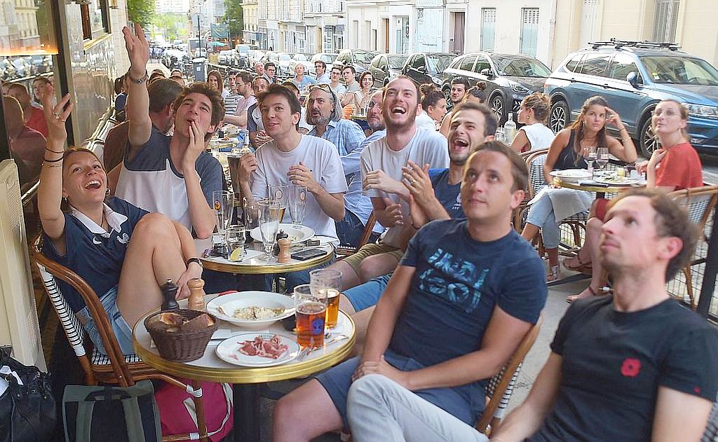 Jóvenes sin tapaboca o distancia social en un bar de París. Foto: AFP