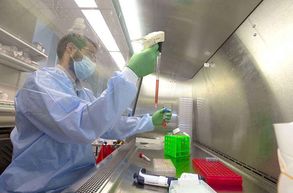 Médico trabaja en muestras de COVID-19 en un laboratorio en Estados Unidos. Foto: AFP