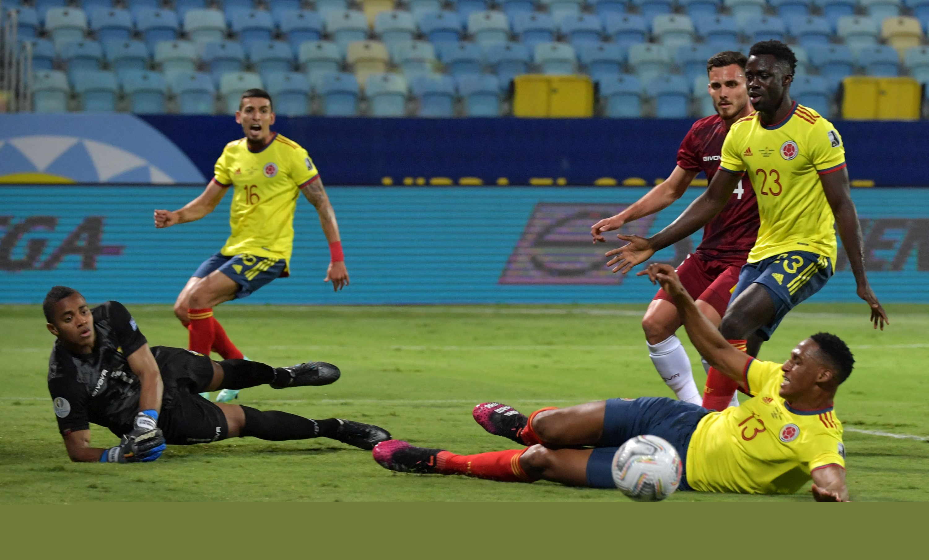 Yerry Mina se pierde el gol de Colombia debajo del arco. Foto: AFP.