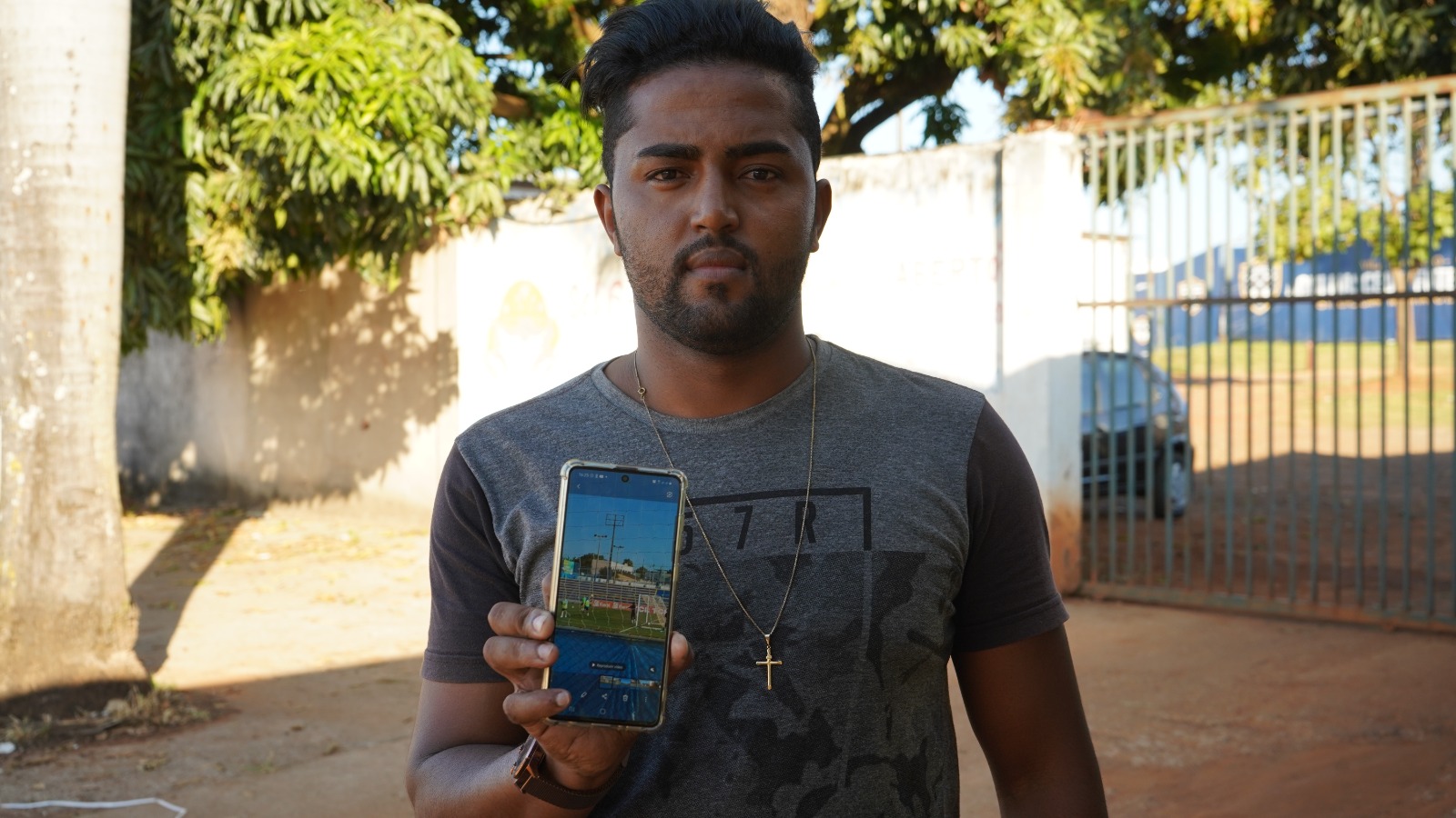 Fabricio muestra el video que consiguieron del entrenamiento de la selección de Uruguay. Foto: Mateo Vázquez