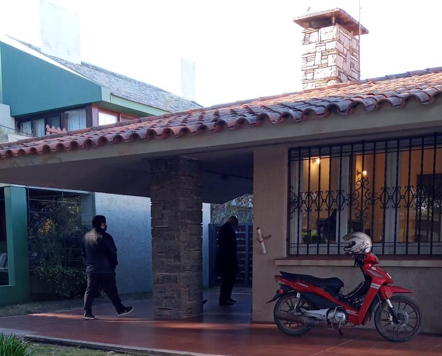 Familiares de Andrea Panini ingresando a la Fiscalía de Atlántida junto con sus abogados. Foto: El País.