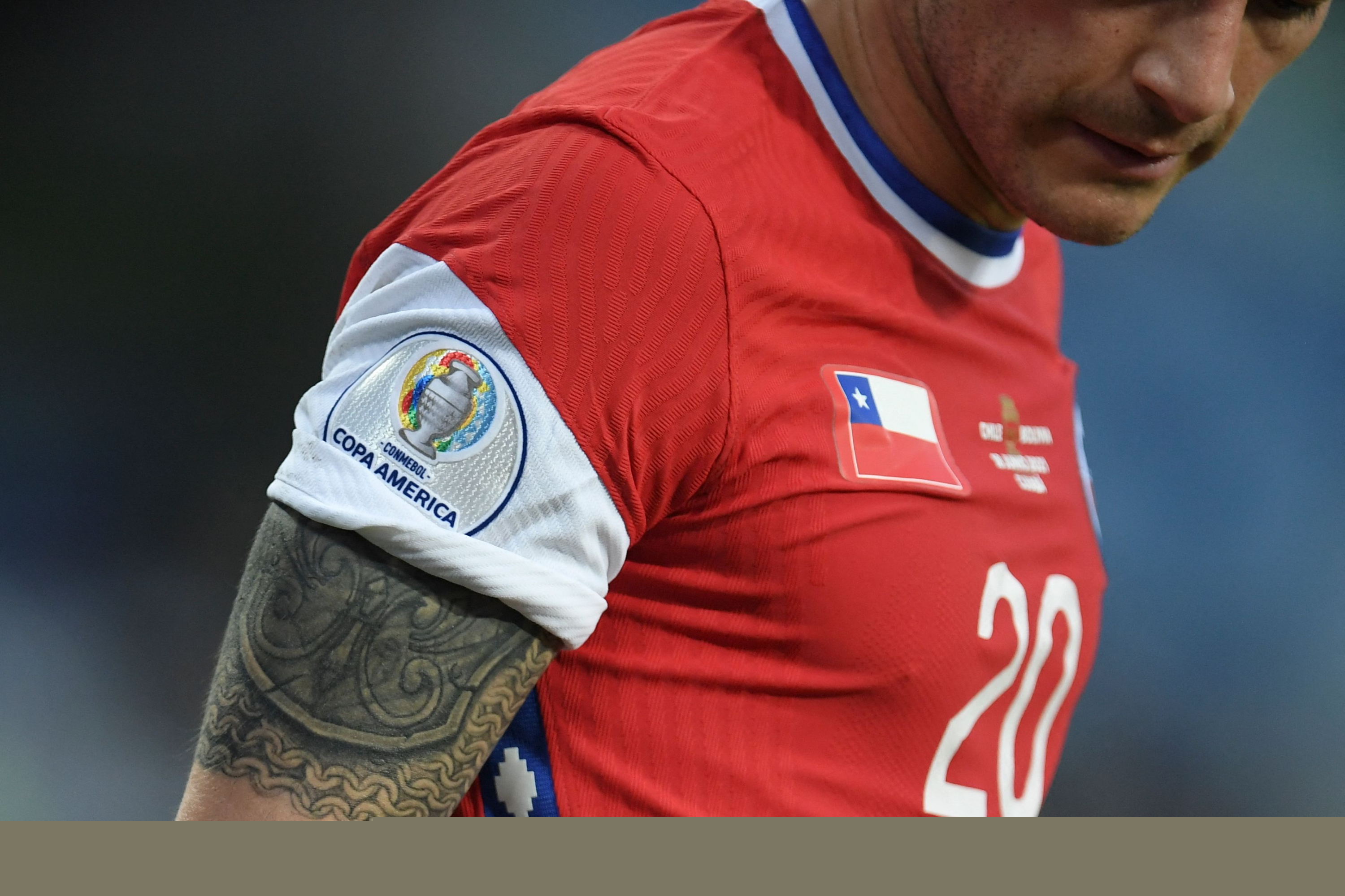 Jugadores de Chile taparon logo de marca deportiva con bandera de su país. Foto: AFP.