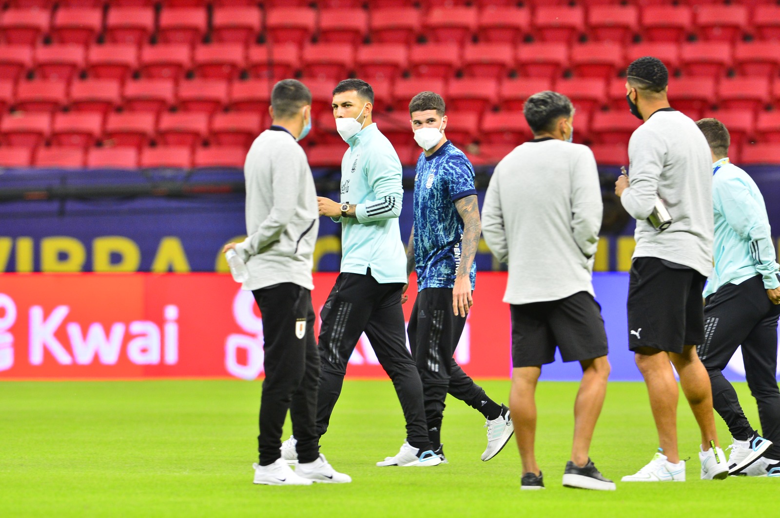 Los jugadores de Uruguay y Argentina se cruzaron dentro del campo. Foto: Nicolás Pereyra.