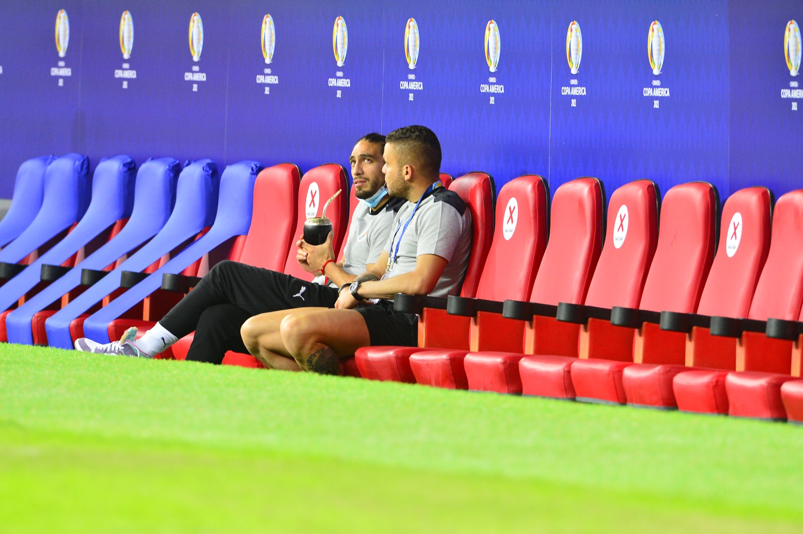 Martín Cáceres tomó un mate en el banco de suplentes en la previa al partido ante Argentina. Foto: Nicolás Pereyra