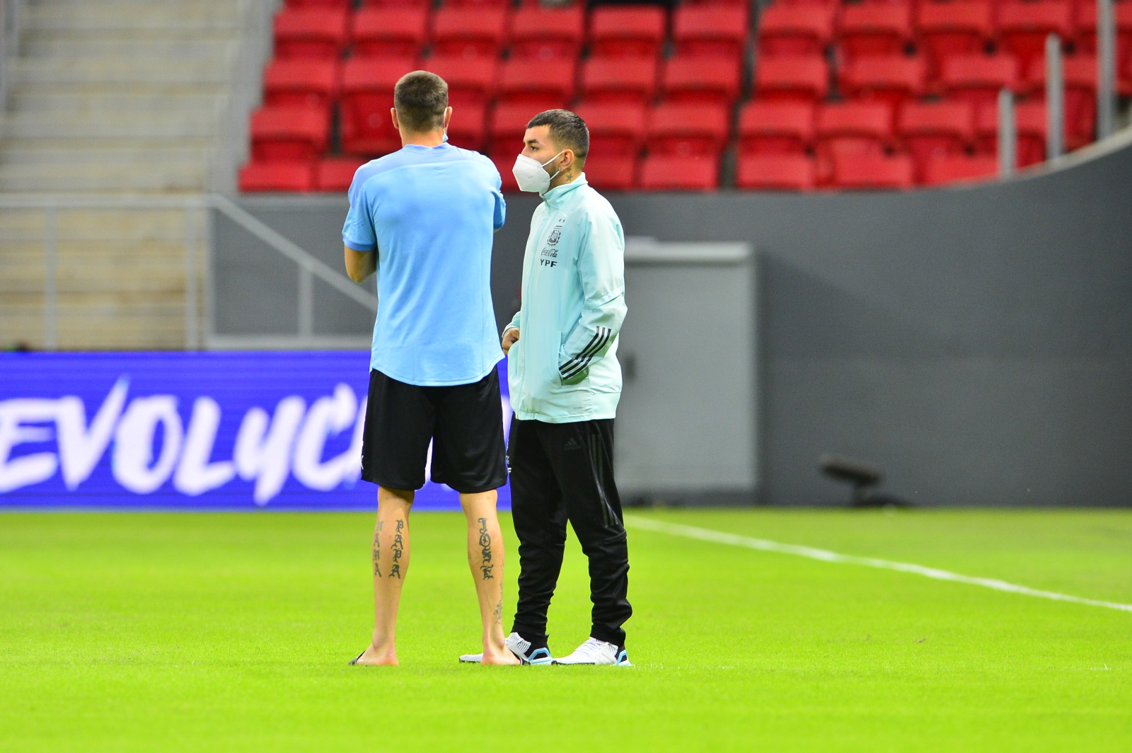 José María Giménez y Ángel Correa charlaron en la previa al partido entre Uruguay y Argentina. Foto: Nicolás Pereyra
