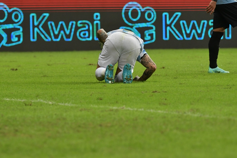 El cruce entre Luis Suárez y Nicolás Otamendi en el Uruguay-Argentina por Copa América. Foto: Nicolás Pereyra.