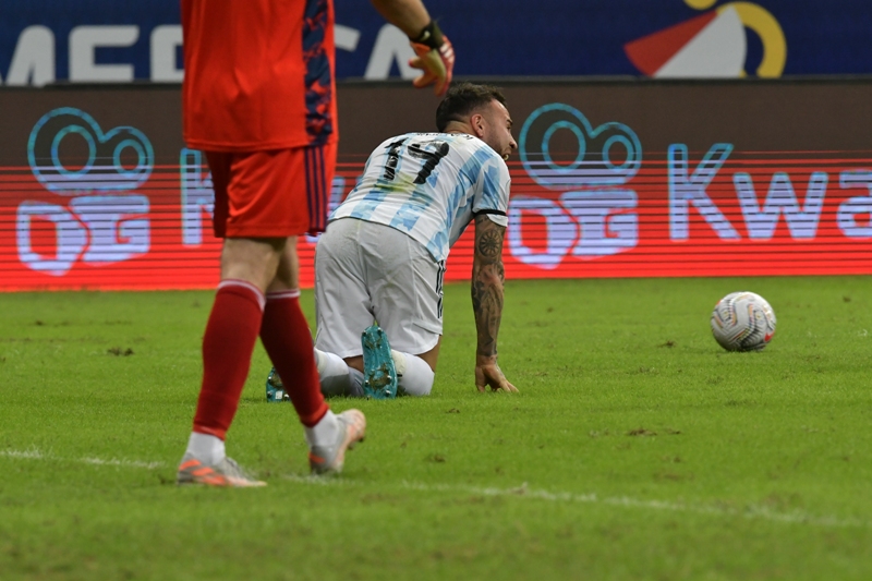 El cruce entre Luis Suárez y Nicolás Otamendi en el Uruguay-Argentina por Copa América. Foto: Nicolás Pereyra.