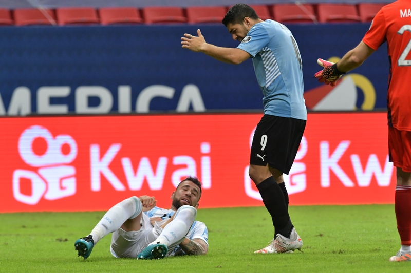 El cruce entre Luis Suárez y Nicolás Otamendi en el Uruguay-Argentina por Copa América. Foto: Nicolás Pereyra.