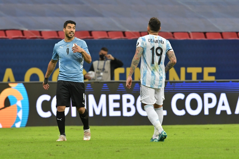 El cruce entre Luis Suárez y Nicolás Otamendi en el Uruguay-Argentina por Copa América. Foto: Nicolás Pereyra.