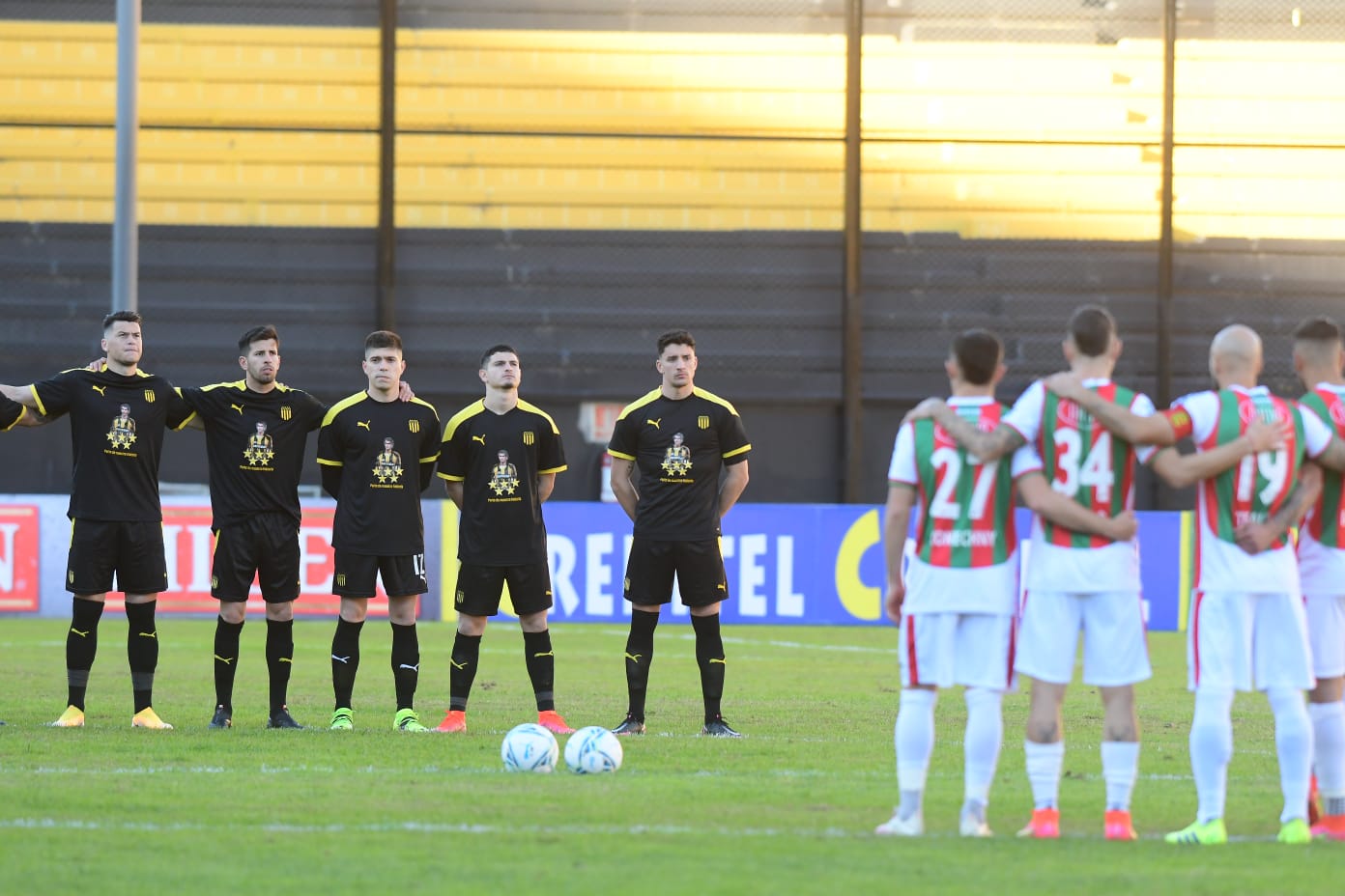 El minuto de silencio y el homenaje a Robert Lima en el Estadio Campeón del Siglo. Foto: Juan Manuel Ramos.