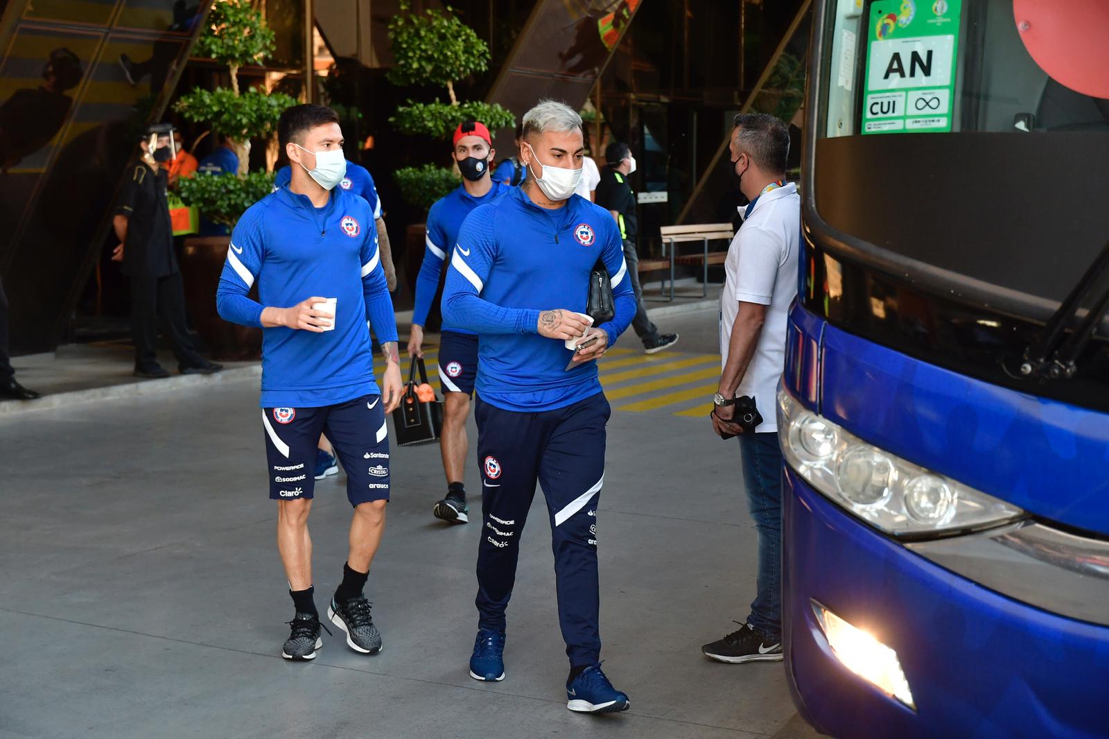 Eduardo Vargas rumbo al entrenamiento de Chile en Cuiabá. Foto: Nicolás Pereyra.