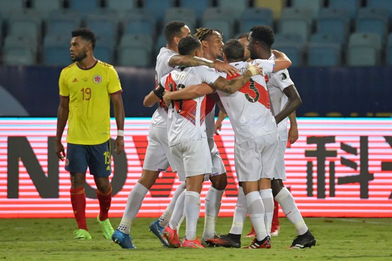 El festejo de los jugadores de Perú frente a Colombia. Foto: AFP.