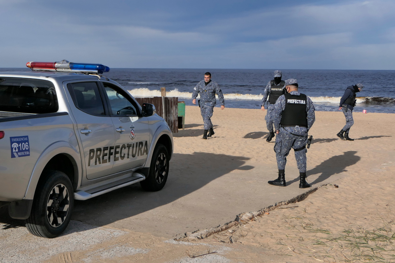 Cable submarino de Antel y Google quedó expuesto en parada 10 de Playa Brava. Foto: Ricardo Figueredo