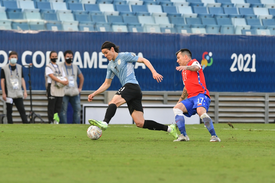 Edinson Cavani y Gary Medel. Foto: Nicolás Pereyra.