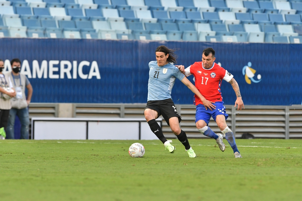 Edinson Cavani y Gary Medel en el Uruguay vs. Chile en Cuiabá. Foto: Nicolás Pereyra.