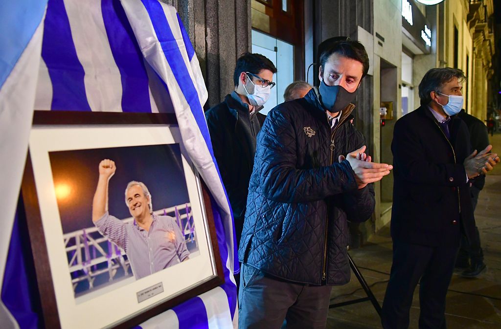 Uno de los hijos de Larrañaga mira una foto de su padre durante un homenaje en la casa del Partido Nacional. Foto: Juan Manuel Ramos