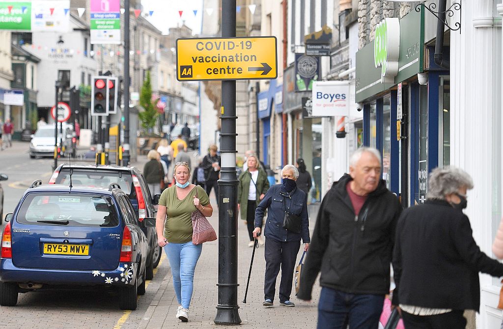 Cartel señala la ubicación de un centro de vacunación contra el COVID-19 en Inglaterra. Foto: AFP