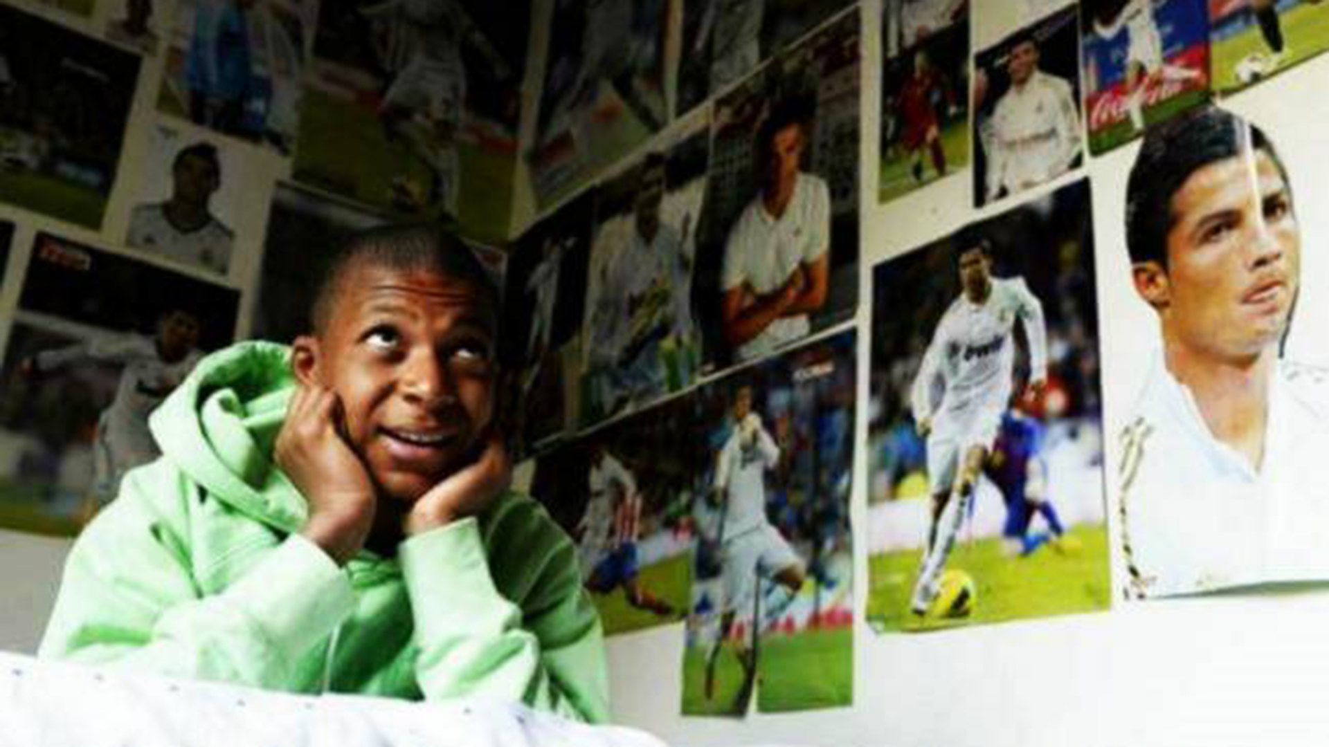 Mbappé de adolescente en su habitación rodeado de pósters de Cristiano Ronaldo.