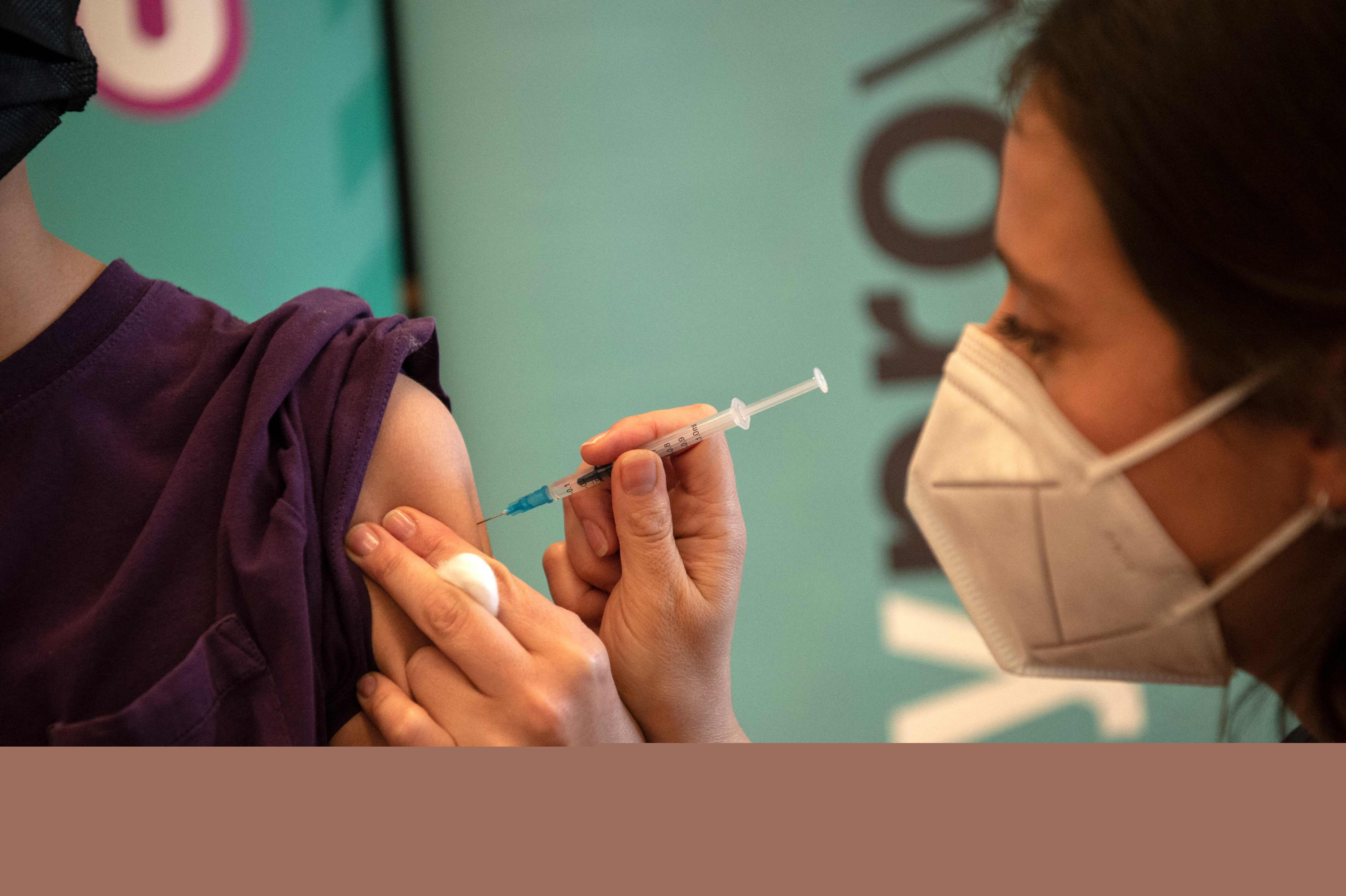 Un trabajador de salud prepara una dosis de la vacuna Pfizer-BioNTech contra COVID-19 para inocular a un menor en un centro de vacunación en Santiago. Foto: AFP