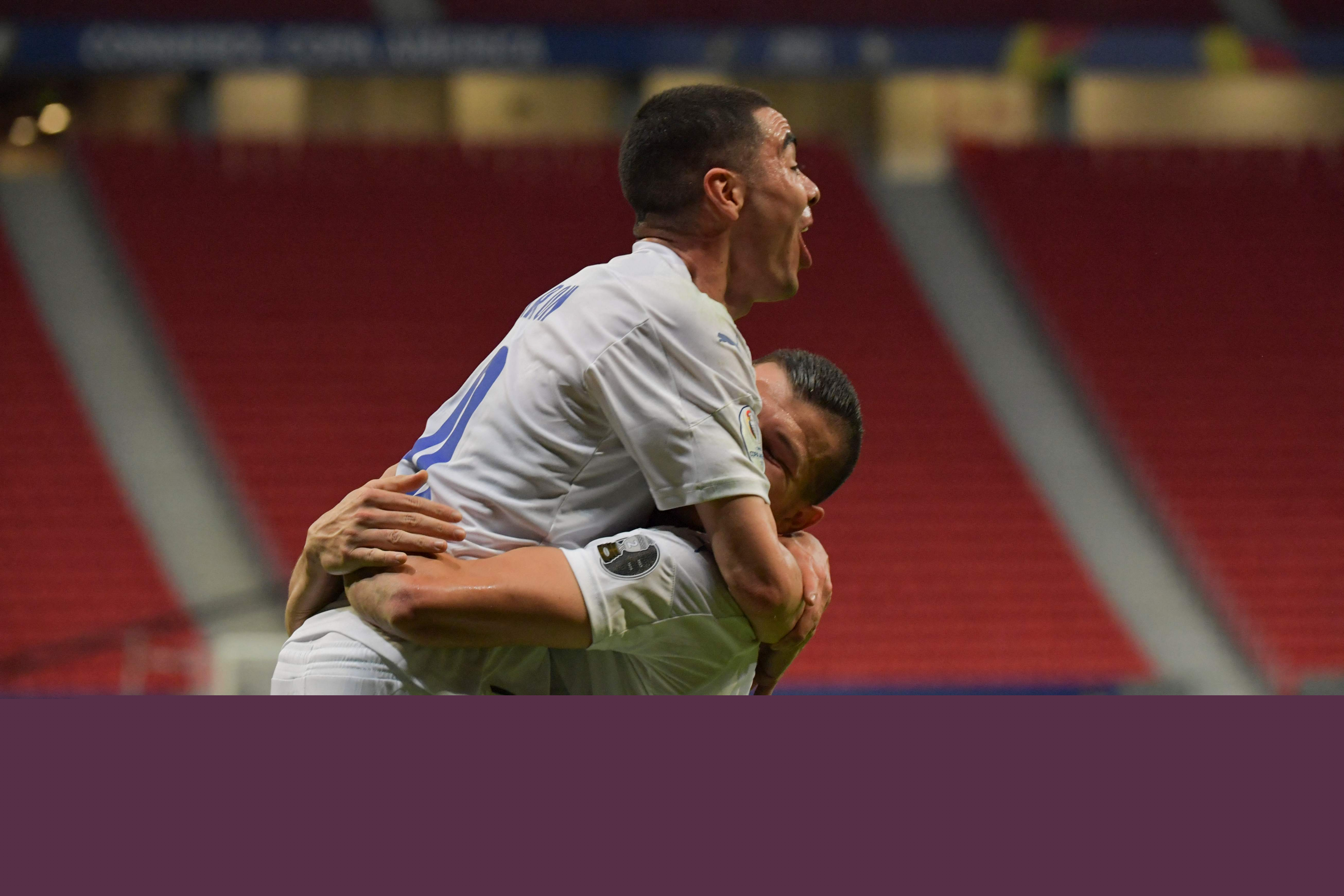 Almirón celebra el segundo gol de Paraguay ante Chile. Foto: AFP.