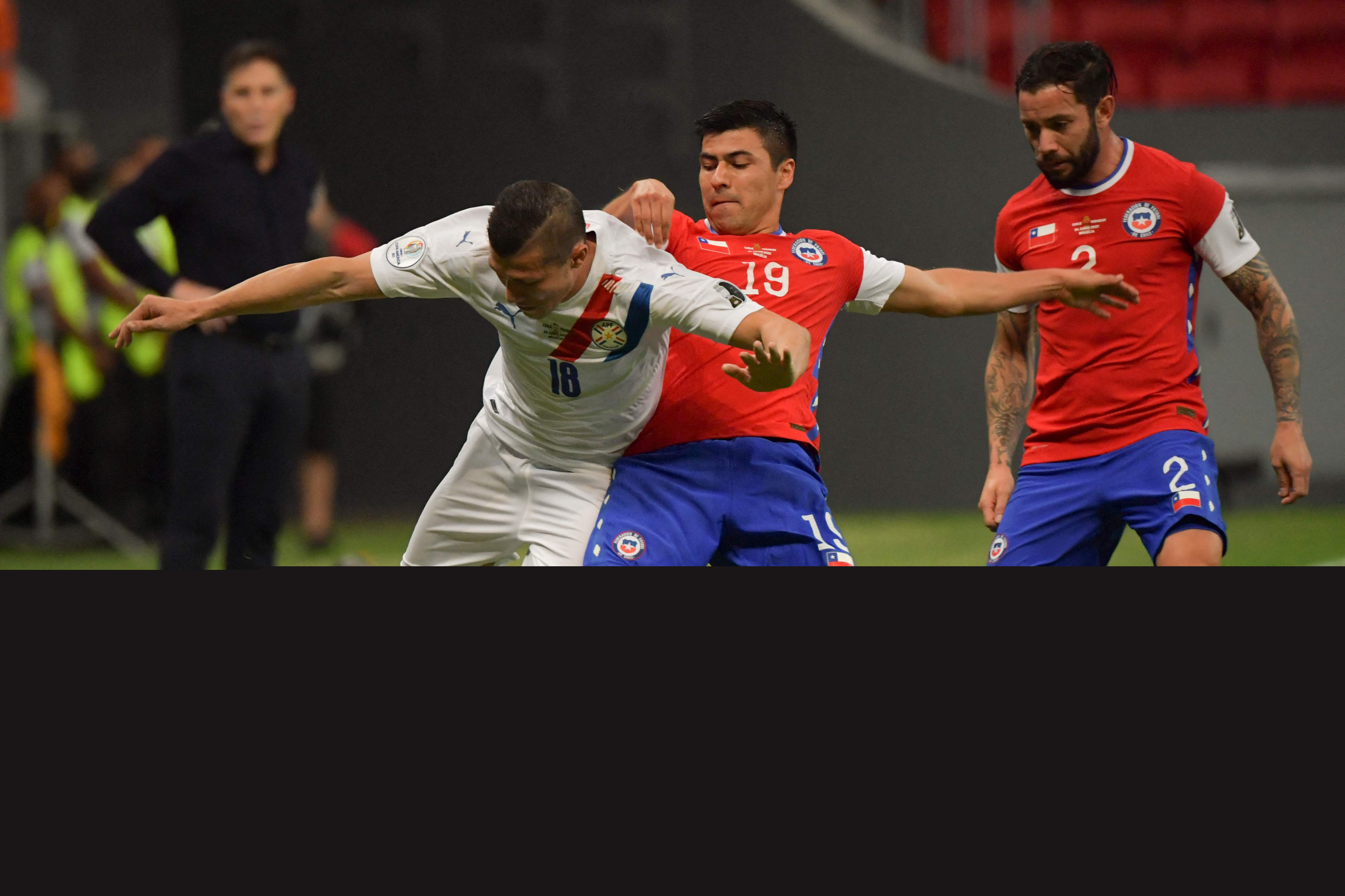 Paraguay sostiene la pelota ante la marca de Chile. Foto: AFP.